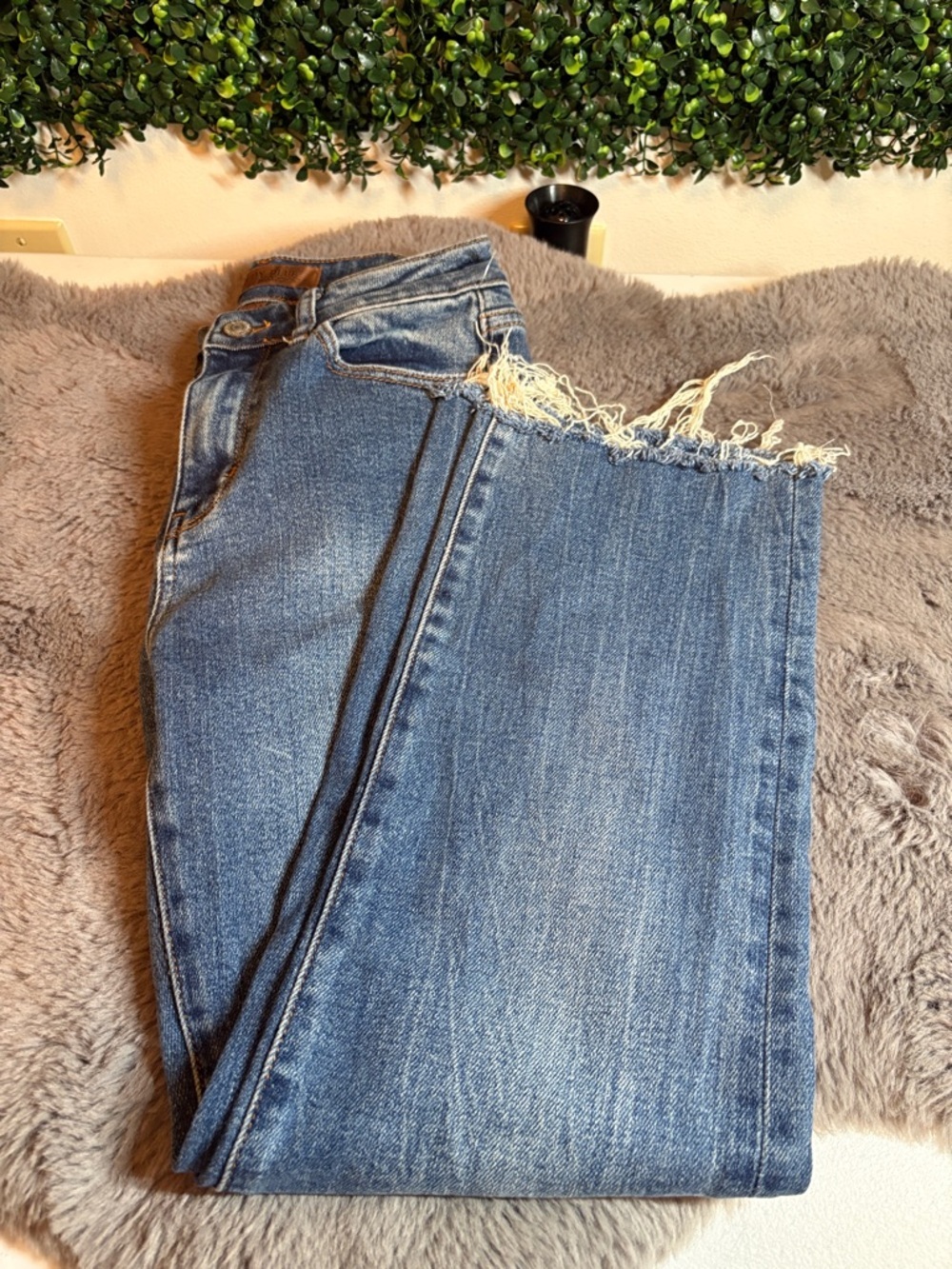 Judy Blue Medium Wash Straight Leg Jeans with Frayed Hem Size 24